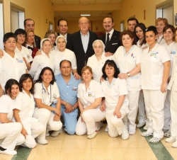 Su Majestad el Rey con el personal de la Clínica La Milagrosa que le ha atendido